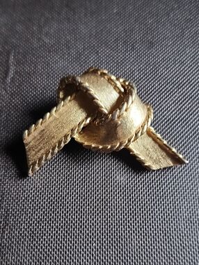 Vintage 1960's Boucher 8508P Gold Tone Knot Brooch